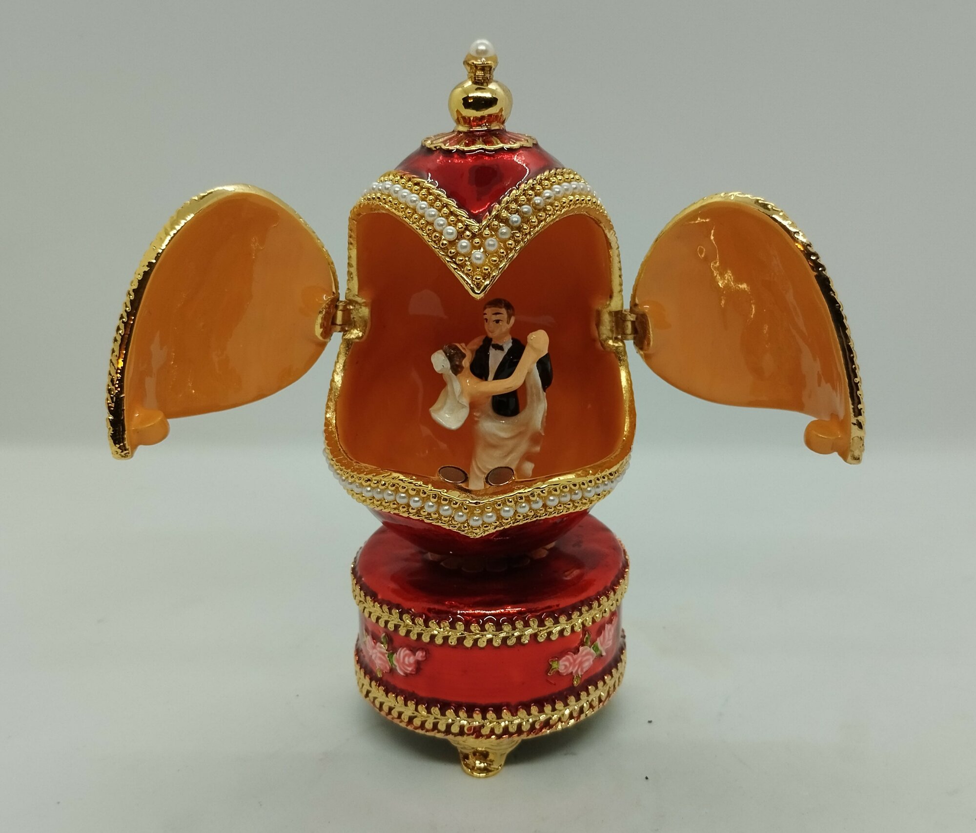 Яйцо Фаберже музыкальное, свадебное , красное . Артикул -2858