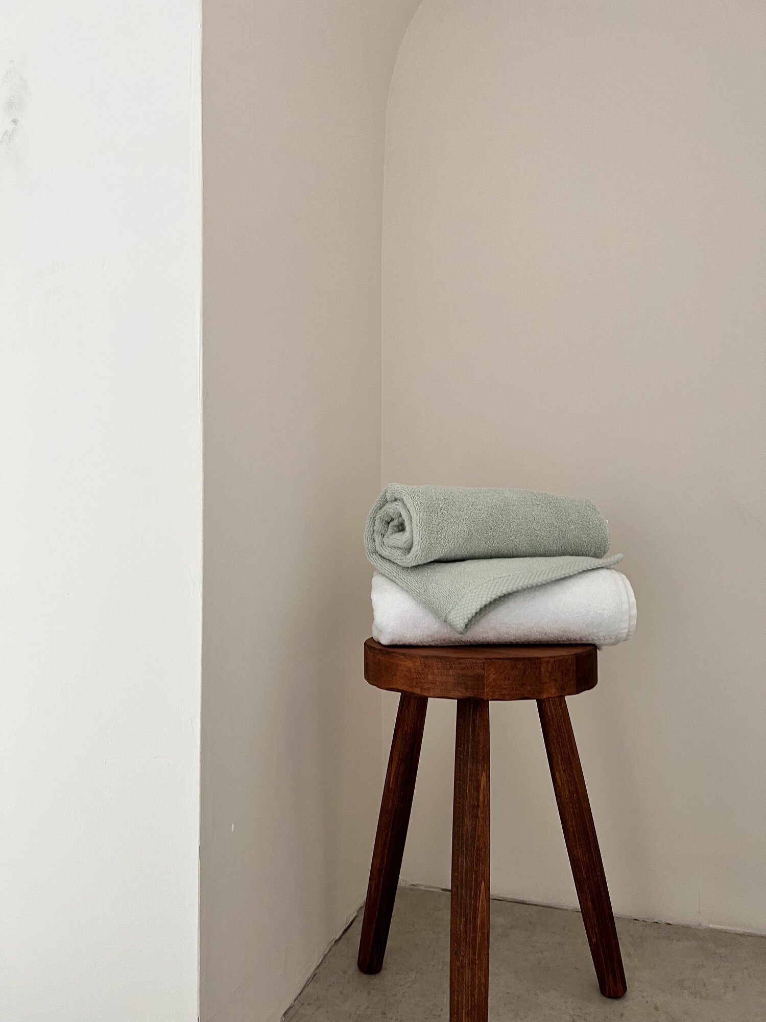 Табурет из древесины бука на трех ножках DAPA Designs, темно-коричневый