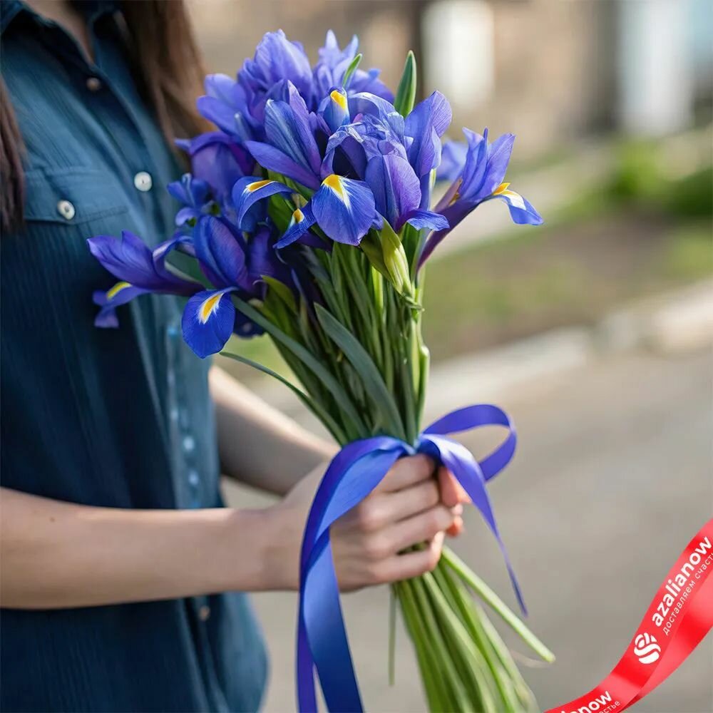 Букет из 15 ирисов 40 см с синей атласной лентой от АзалияНау