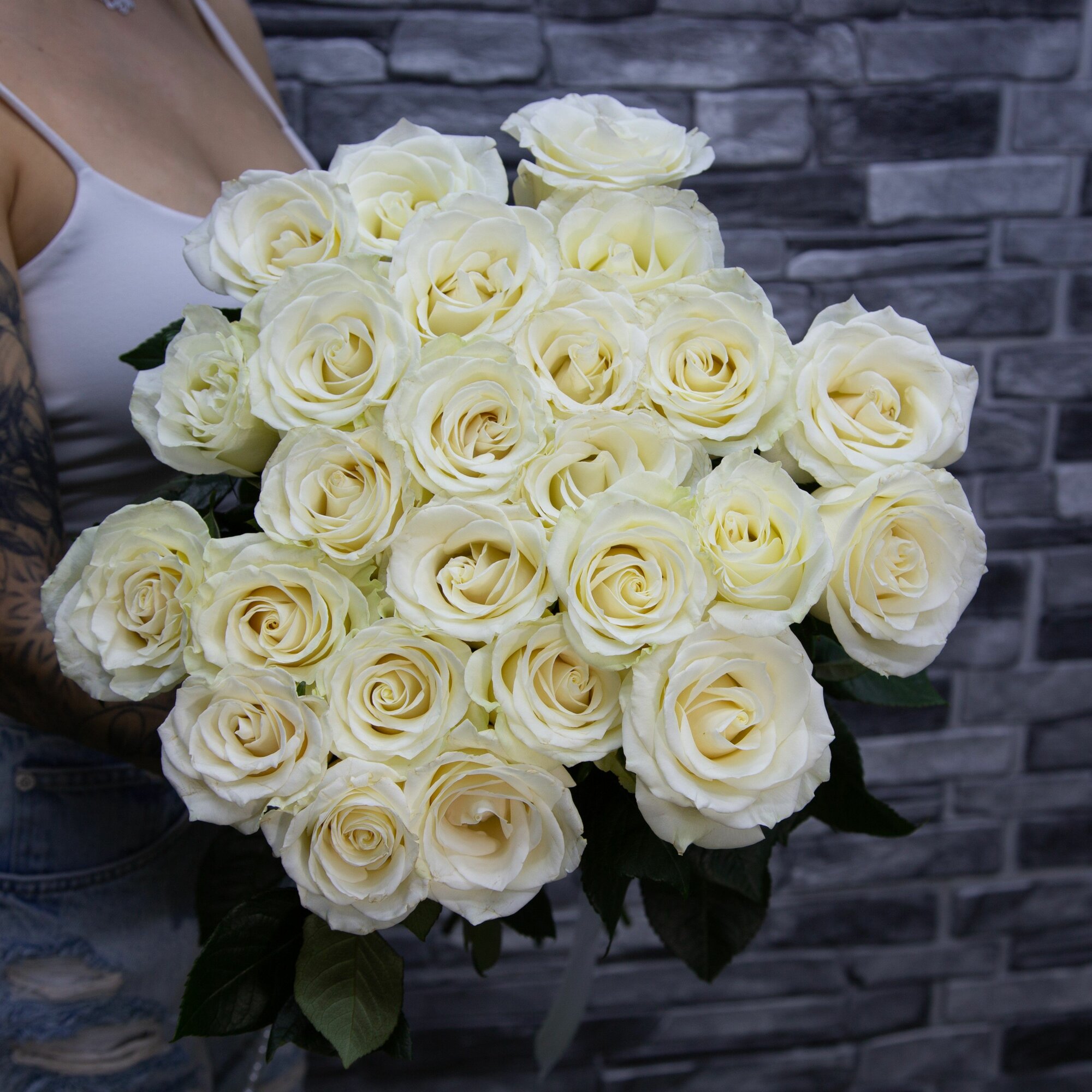 Цветы живые букет 23 розы Эквадор 60см с атласной лентой