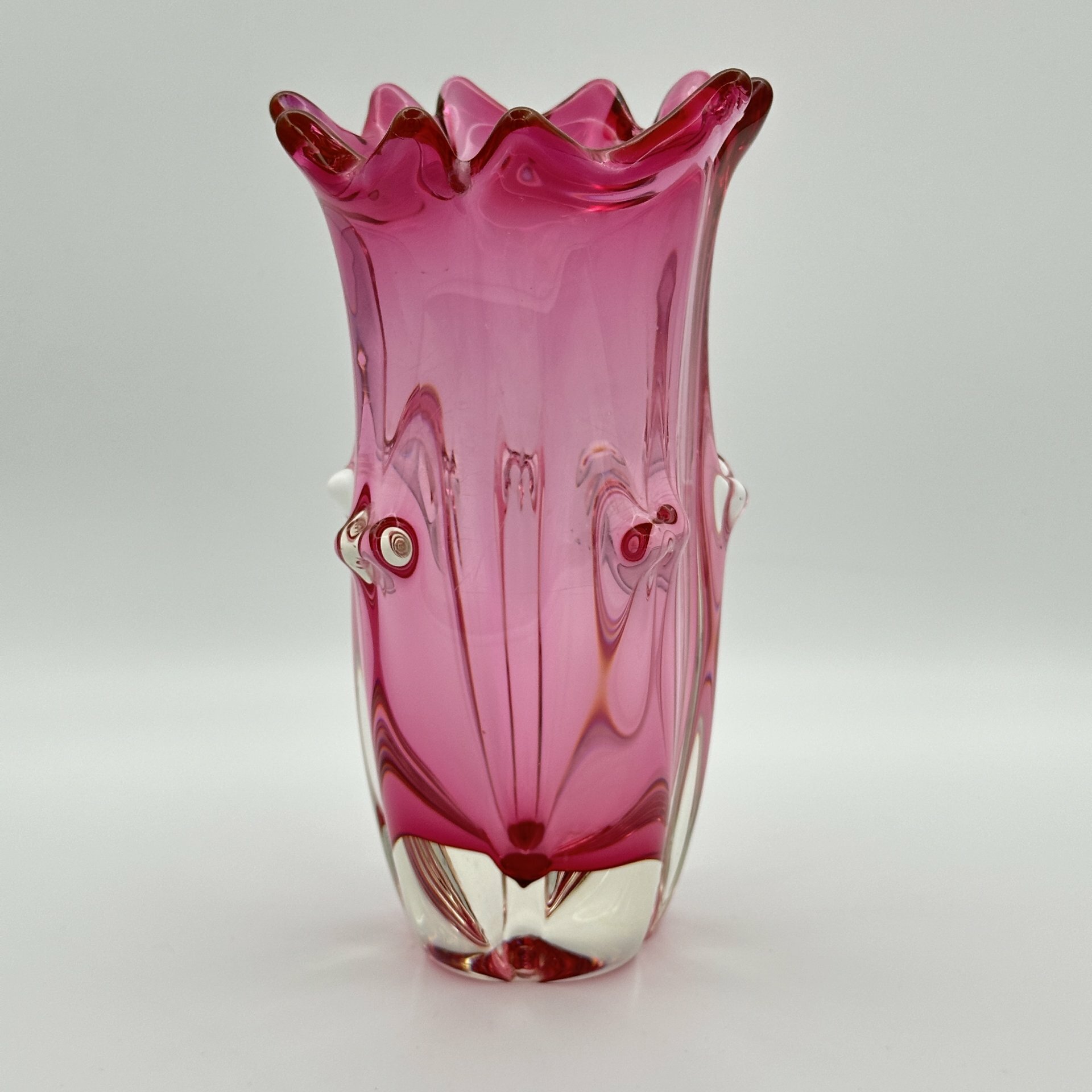 фото Ваза рубинового оттенка в форме бутона, цветное стекло, Чехословакия, 1960-1980 гг.