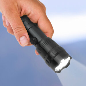 Фонарь ручной светодиодный Трофи TM1W кемпинговый туристический ударопрочный ручной на батарейках, с удлинённой ручкой и ремешком