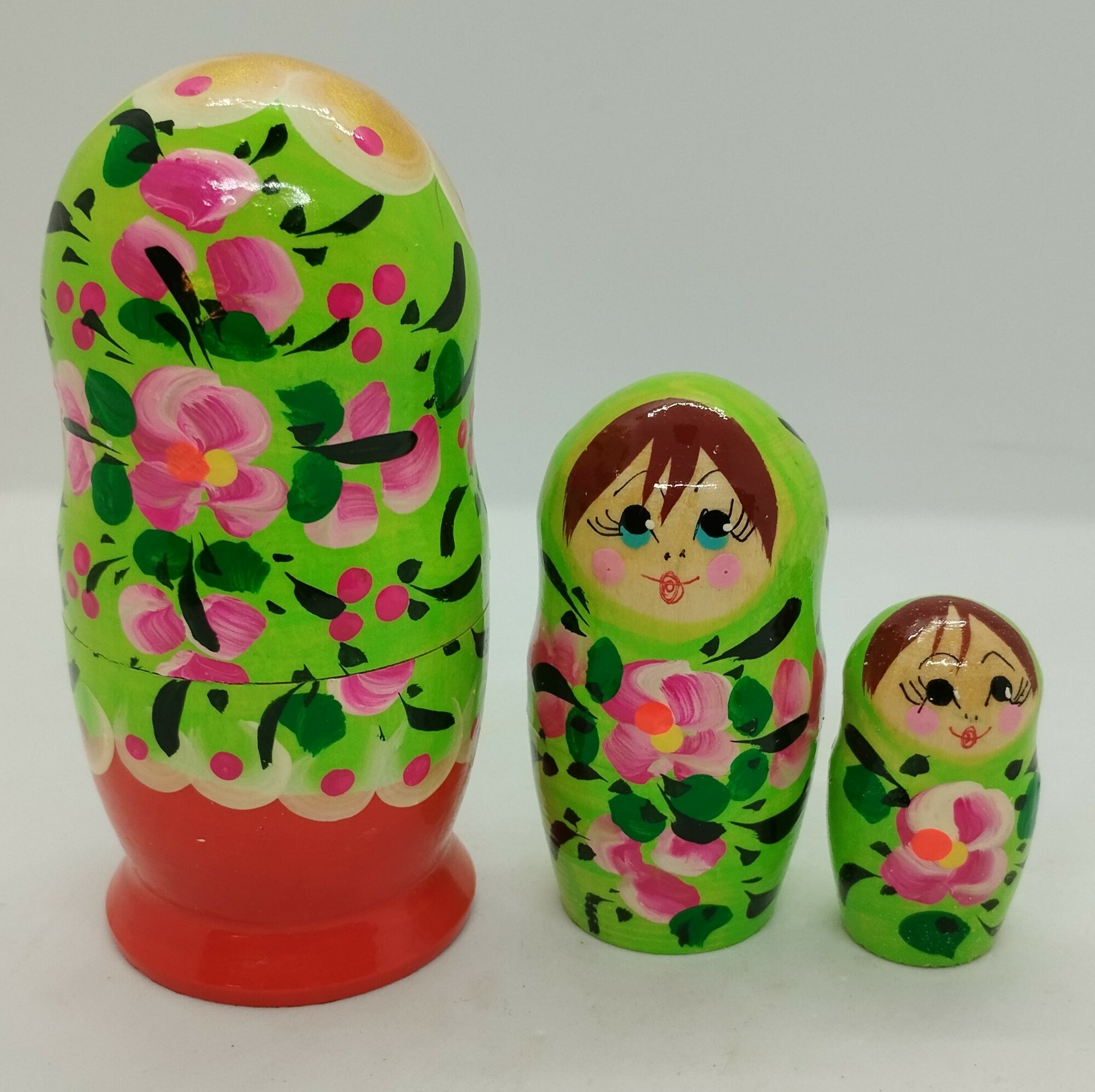 Матрешка 3 места , зеленая с цветами. — фото 1