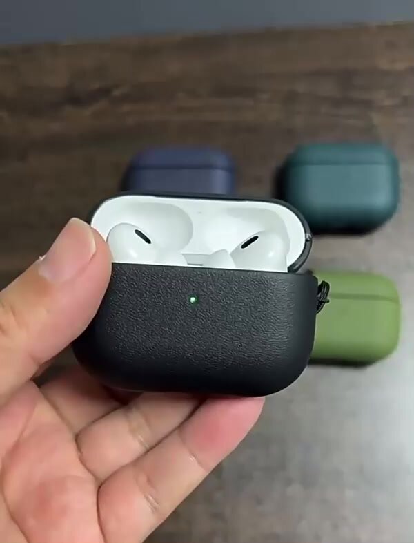 Чехол для наушников AirPods 4 (2024) текстура под кожу со шнурком, TPU, винный — фото 1