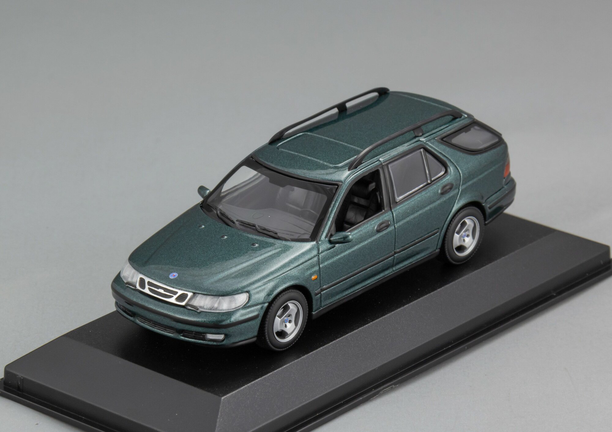 Коллекционная масштабная модель 1:43 SAAB 9-5 Break – 1999 от Maxichamps