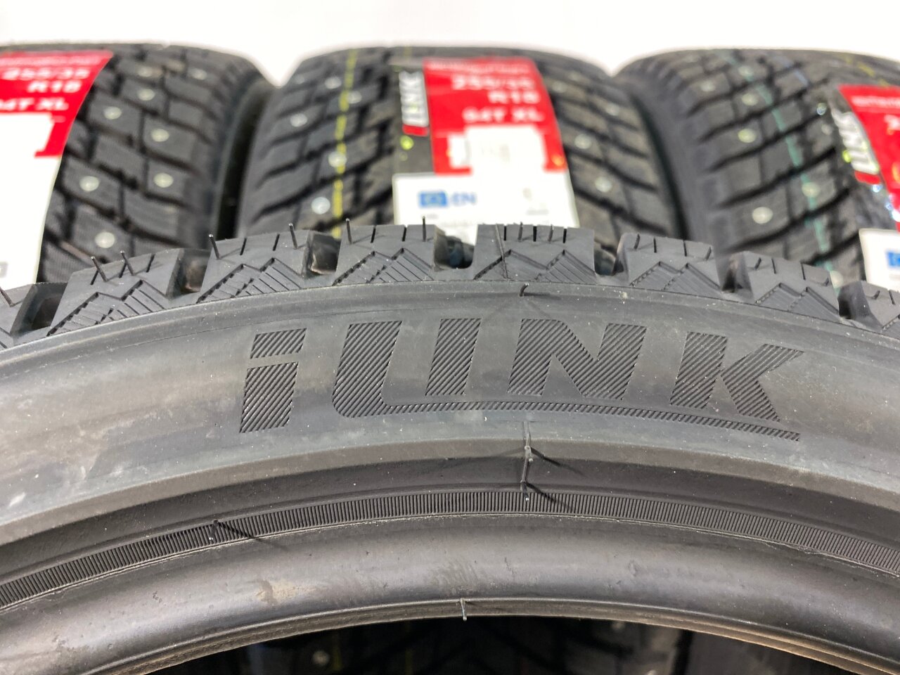 Шины Ilink WINTERVORHUT STUD II 255/35R18 94T — фото 1