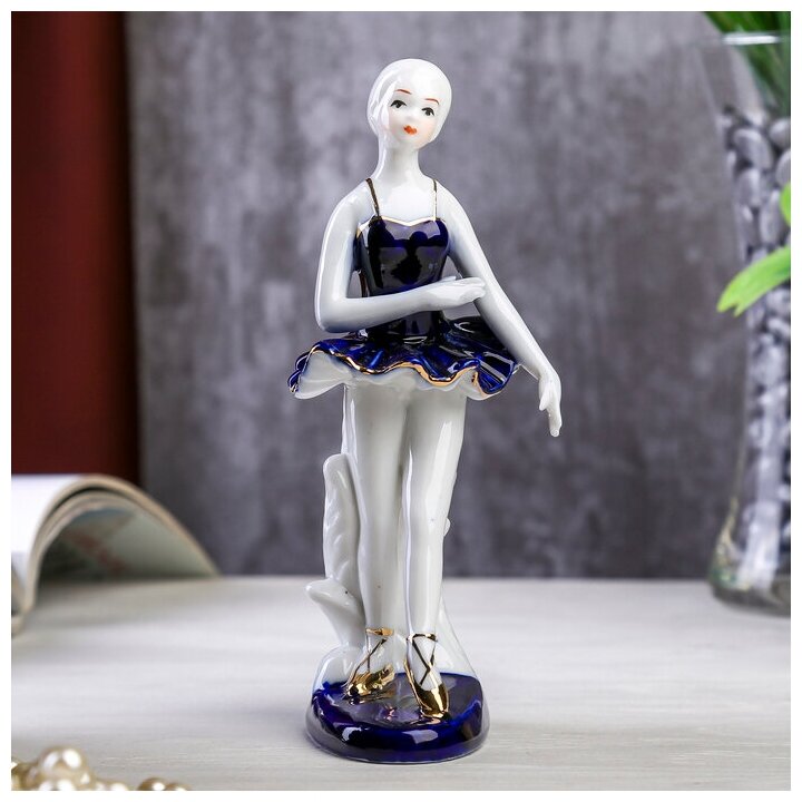 фото Сувенир керамика под фарфор "Балерина у станка" кобальт 16х7х8 см