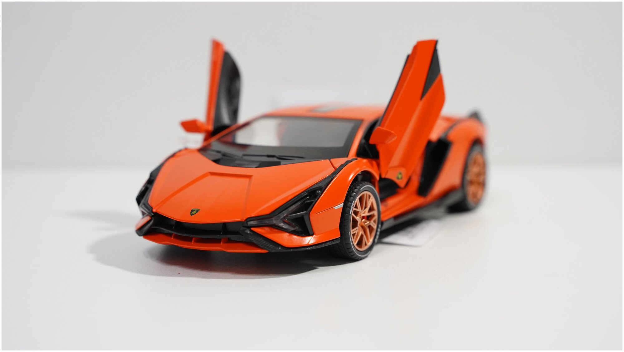 Машинка Lamborghini 1:24 с имитацией дыма