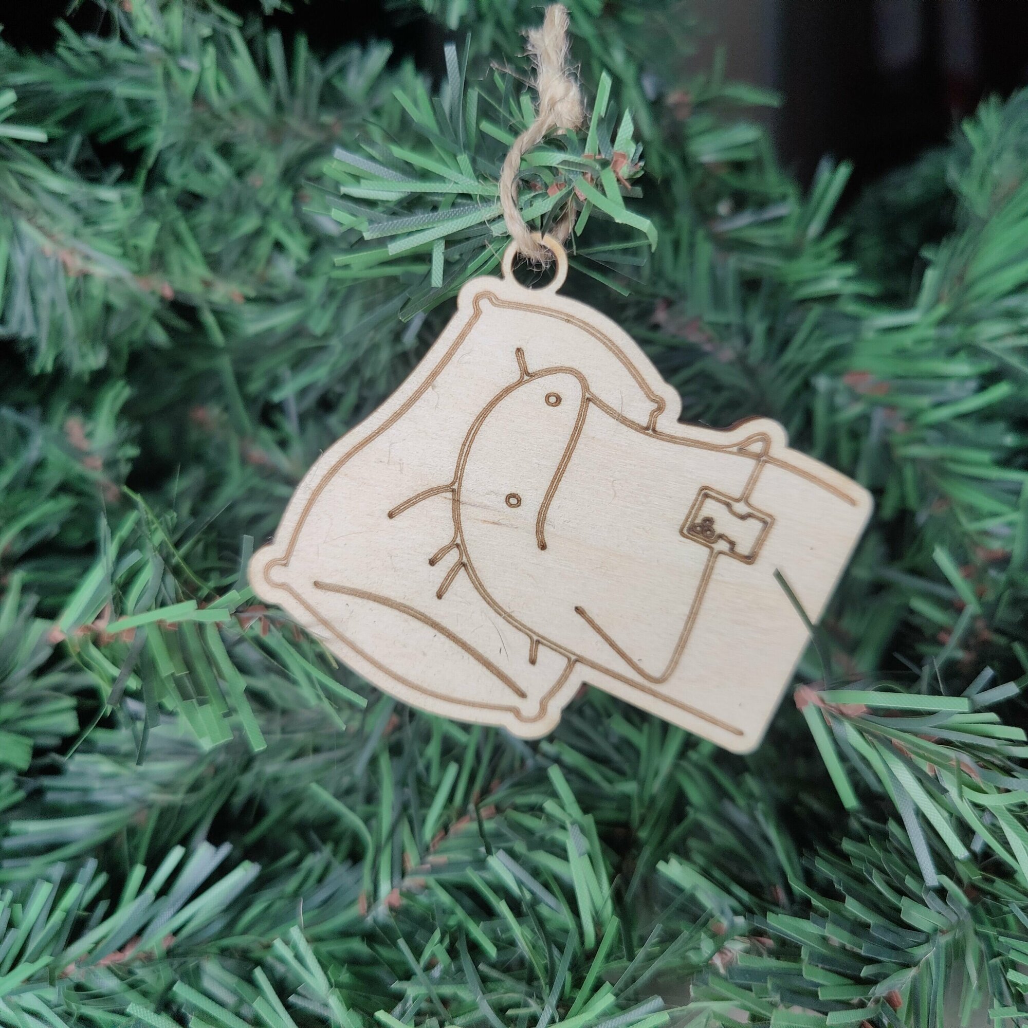 Деревянная елочная игрушка мем "Не спит", 1 штука, цвет бежевый