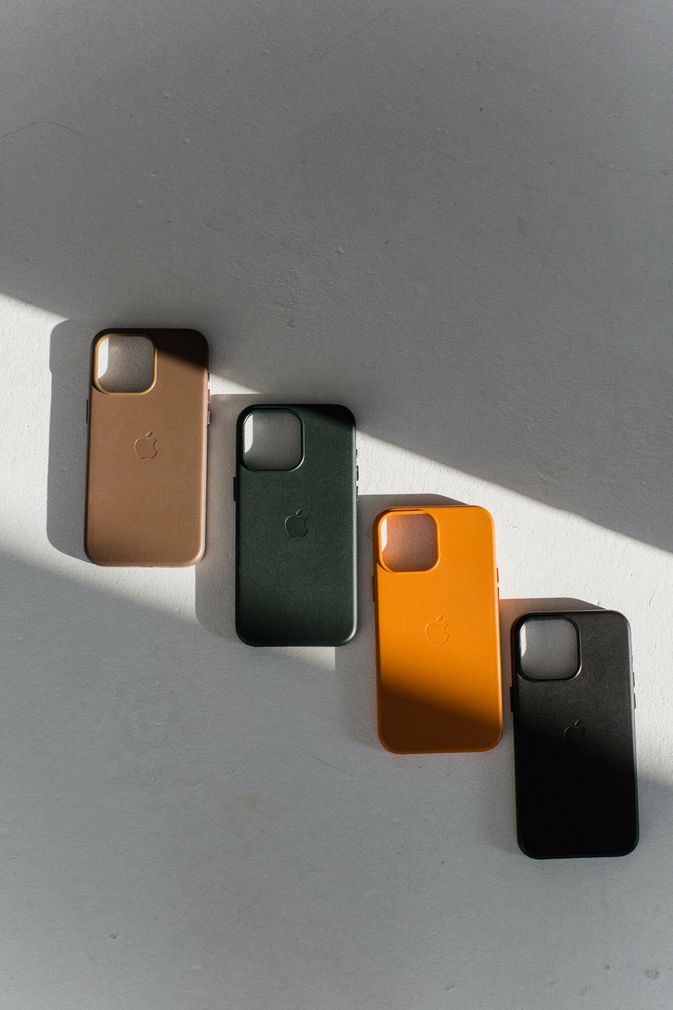 Чехол оранжевый для IPhone 14 Leather Case с анимацией и функцией MagSafe