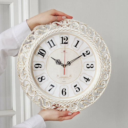 Часы "Классика" - настенные круглые часы с узором, диаметр 39,5 см