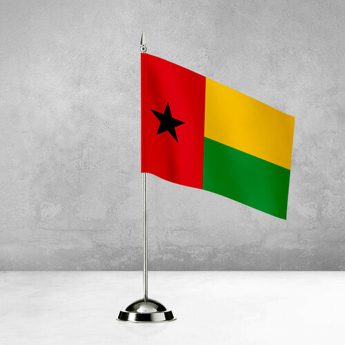 Настольный флаг Гвинеи-Бисау на пластиковой подставке под серебро