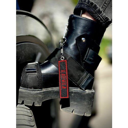 Брелок, красный, черный