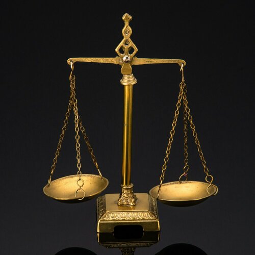 судебные весы на столе