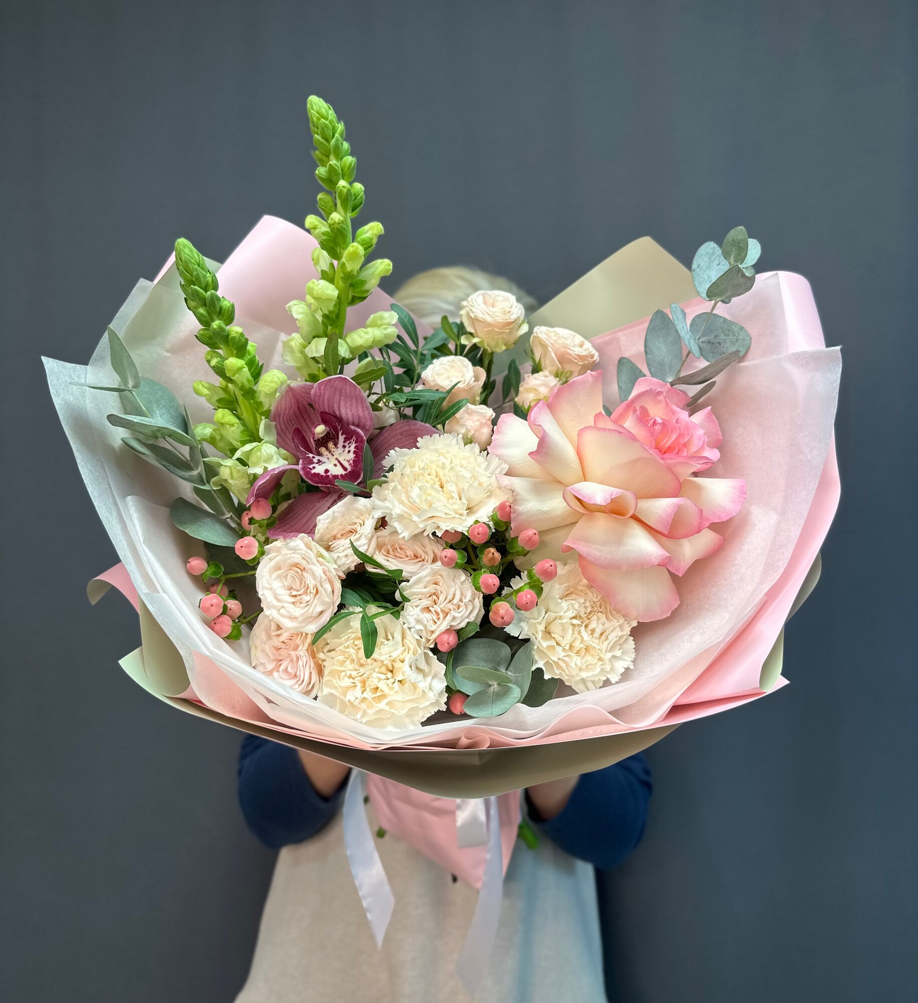 Букет с орхидеей и французской розой в нежной упаковке от Skyflora — фото 1
