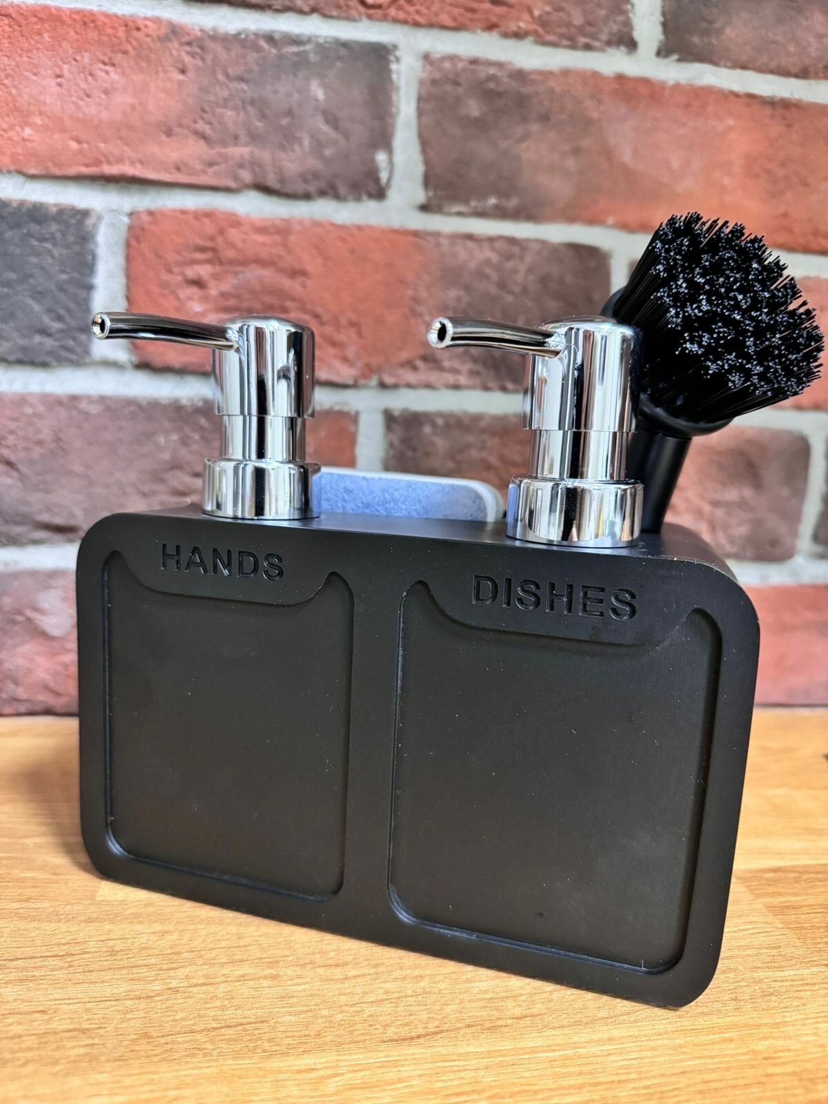 фото Кухонный диспенсер Kitchen для моющего средства двойной , дозатор для мыла с губкой и щеткой черный