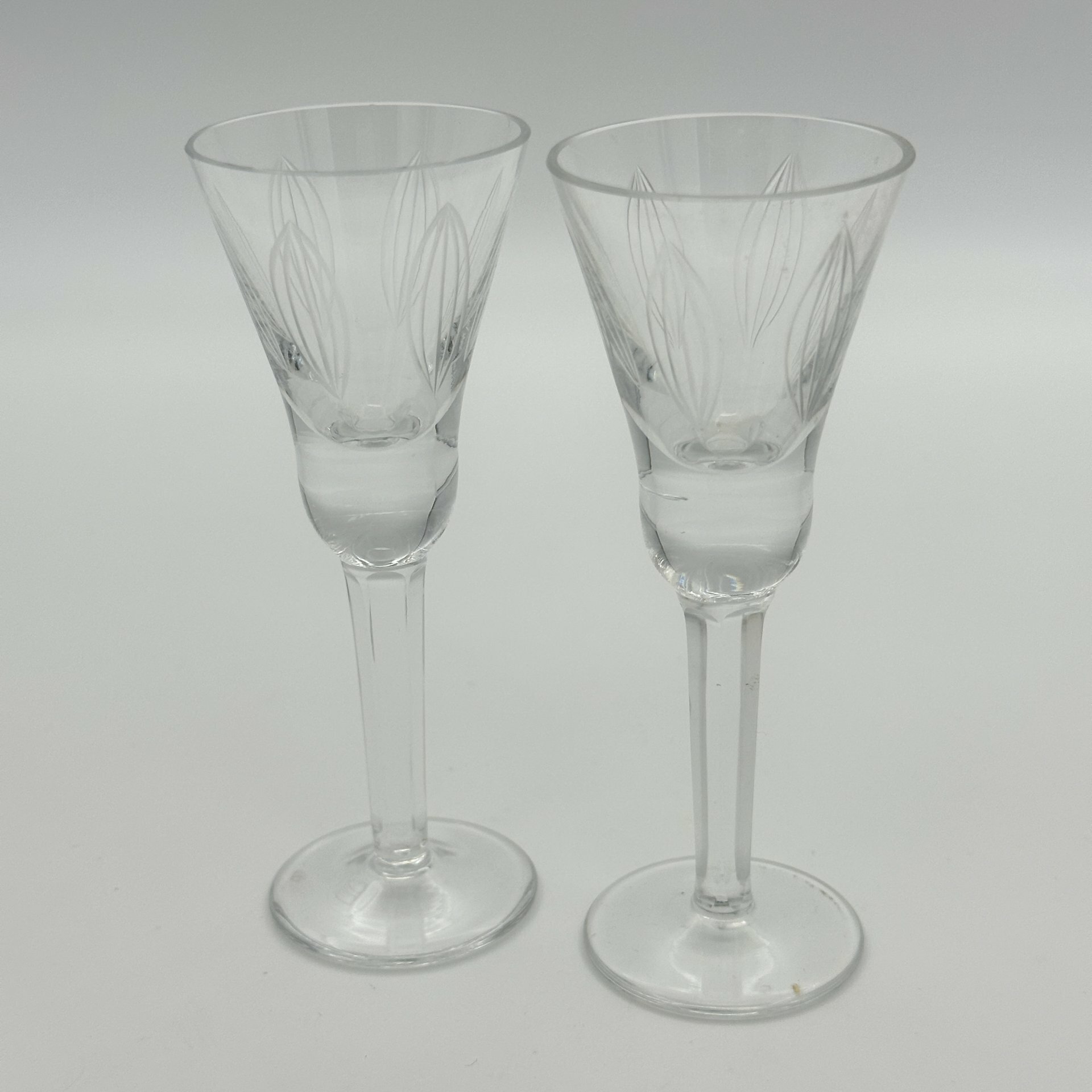 фото Пара рюмок из набора "Лотос", автор Рогов Е. И, хрусталь, резьба