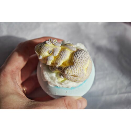 Бомбочка для ванны с мылом-дракон от бренда Пташкины творения желтый/голубой