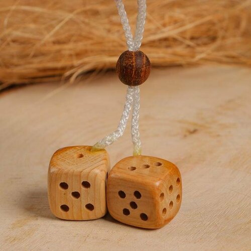 Подвеска в автомобиль Кубики средние 2-25 см можжевельник 497₽