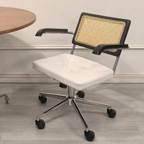 Изображение товара Серебристое стальное основание с черной деревянной спинкой, белая сидушка с подлокотниками