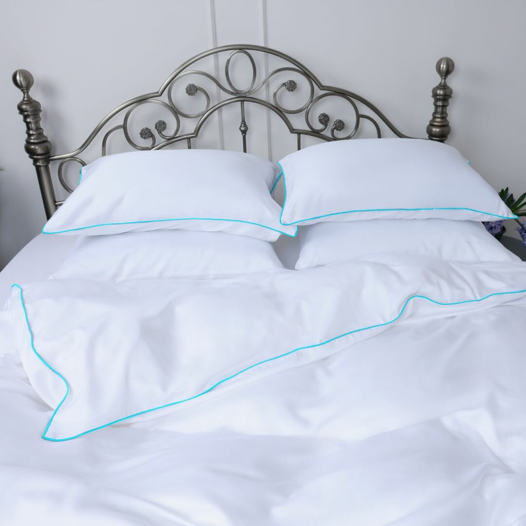 Комплект постельного белья из премиального тенселя, 1,5-спальный, в белом цвете с светло-бирюзовым кантом от Mollen