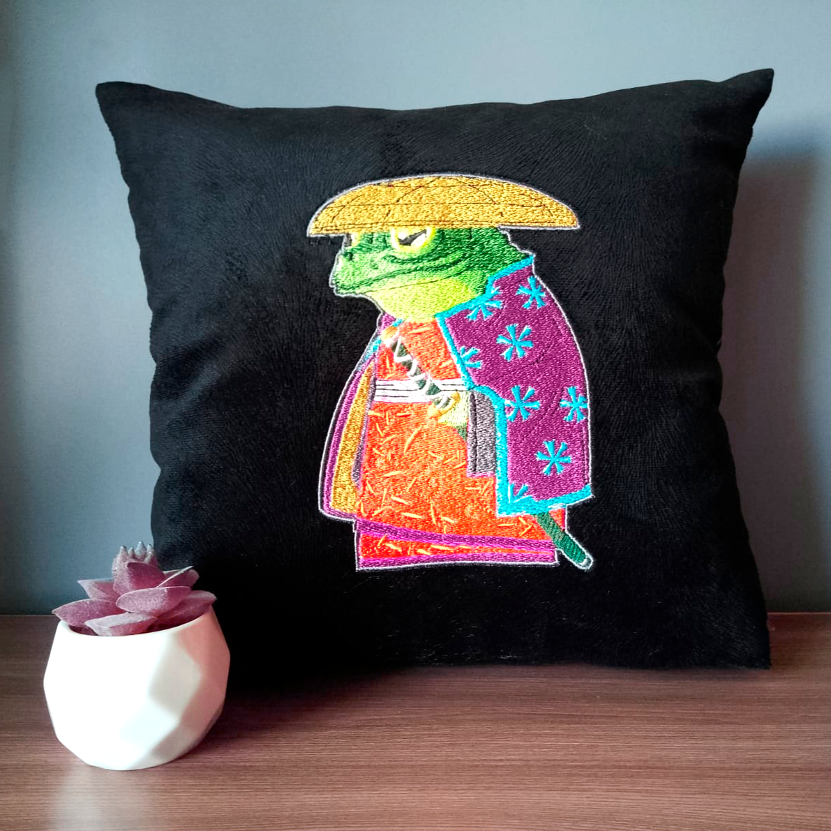 фото Подушка декоративная с вышивкой "Жаба Самурай" 35х35 см