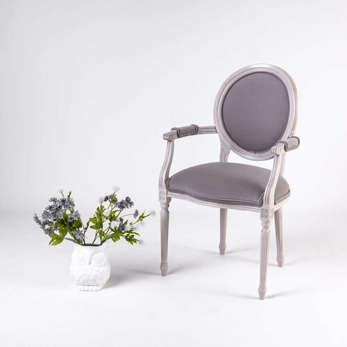 Стул с подлокотниками