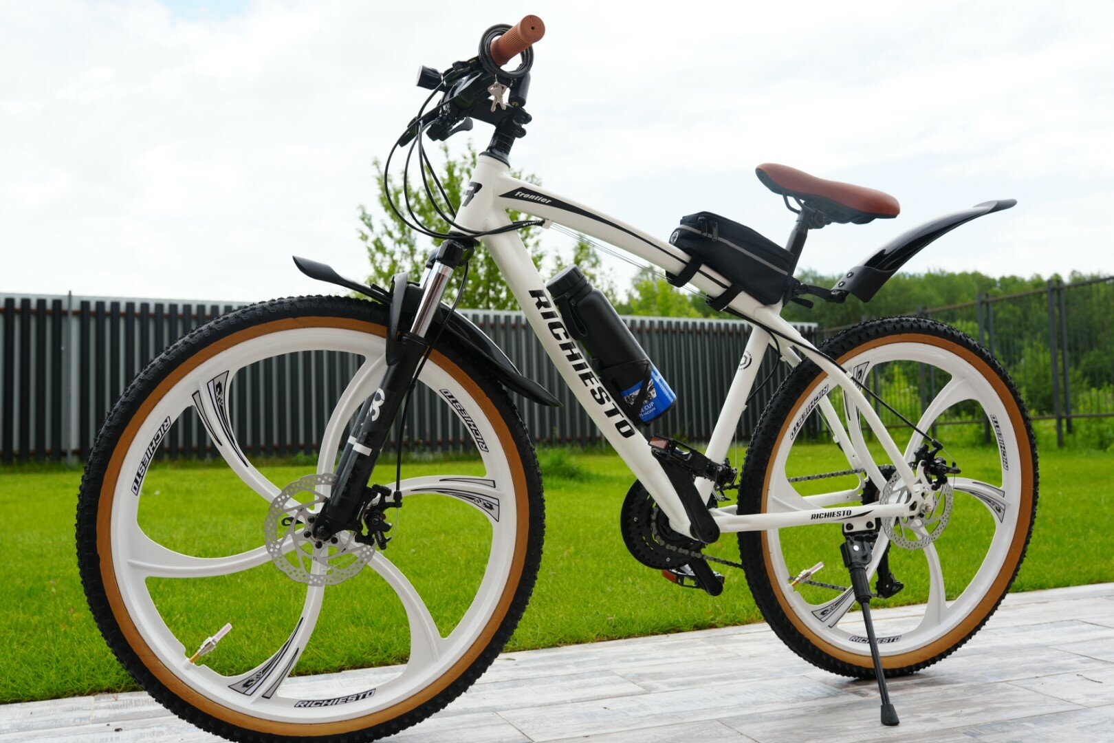 фото Велосипед Richiesto 26 колёса Рама 19" дюймов модель 2024 Взрослый Подростковый Спортивный На литых дисках, белый с коричневым