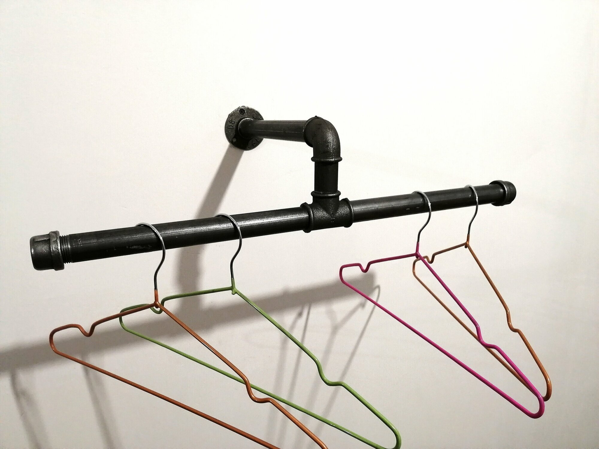 Настенная вешалка для одежды из труб в индустриальном стиле, лофт