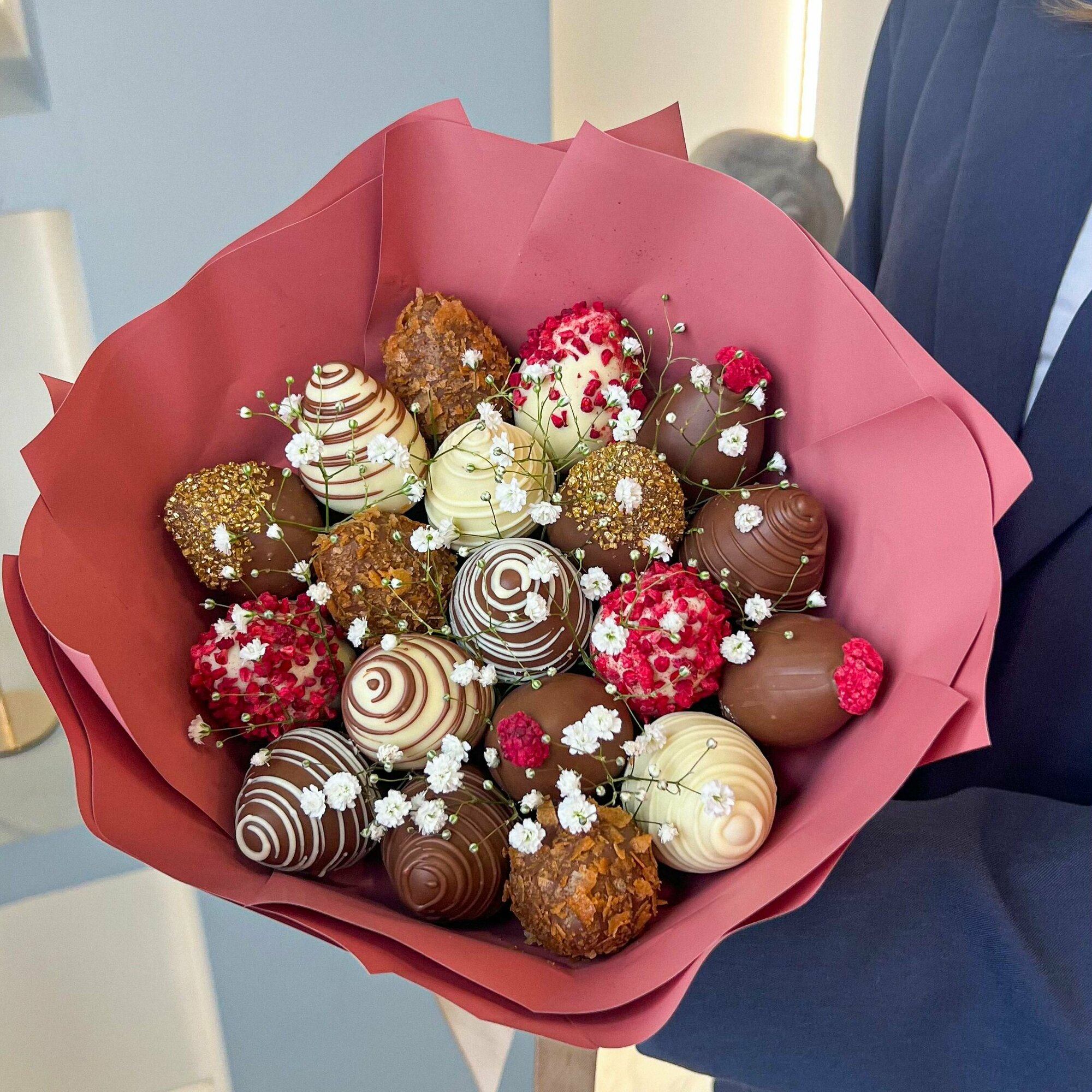 Клубника в шоколаде букет Sweets "Карамель", гипсофила и клубника в шоколаде, размер S, высота 25 см — фото 1