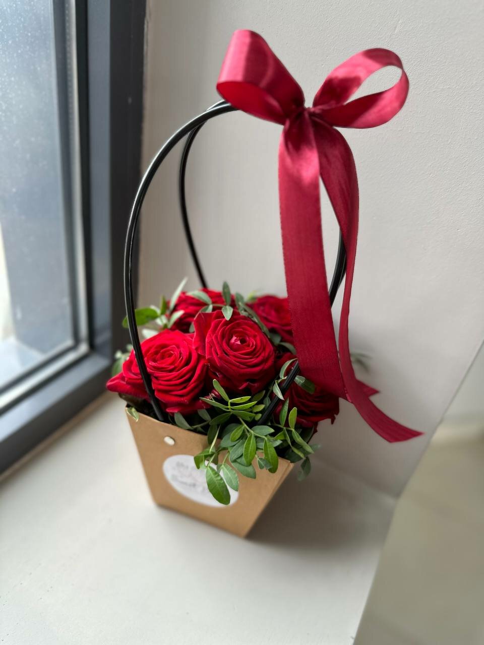 Комбо-набор клубника в шоколаде и композиция с красными розами - "Шарм" Sweet Berry