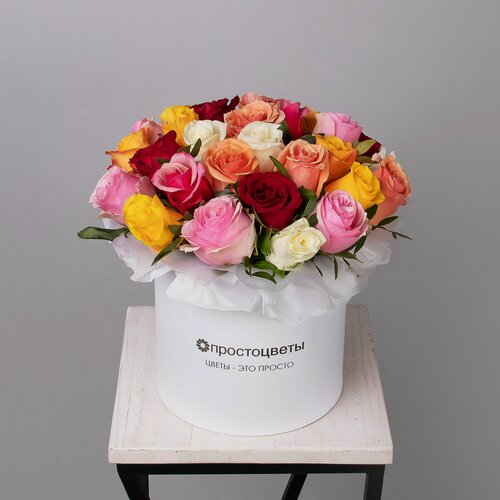 Изображение товара Композиция Шляпная коробка из разноцветных роз M от "Простоцветы"