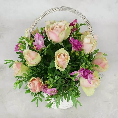 Изображение товара Сборный букет "Букет Маркет", 15 роз, фрезий и кенийских роз, в корзине