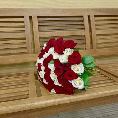 Изображение товара Живые цветы букет роз микс красных и белых 51 шт. 40 см. "Взрывная страсть"