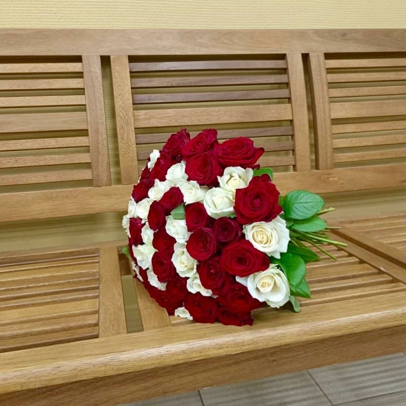 Живые цветы букет роз микс красных и белых 51 шт. 40 см. 