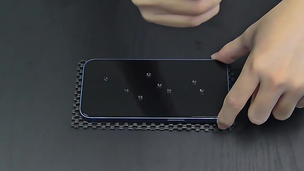 Защитное стекло Samsung Galaxy S23 Глянцевое с эффектом Фиолетового цвета с аппликатором для простой установки — фото 1
