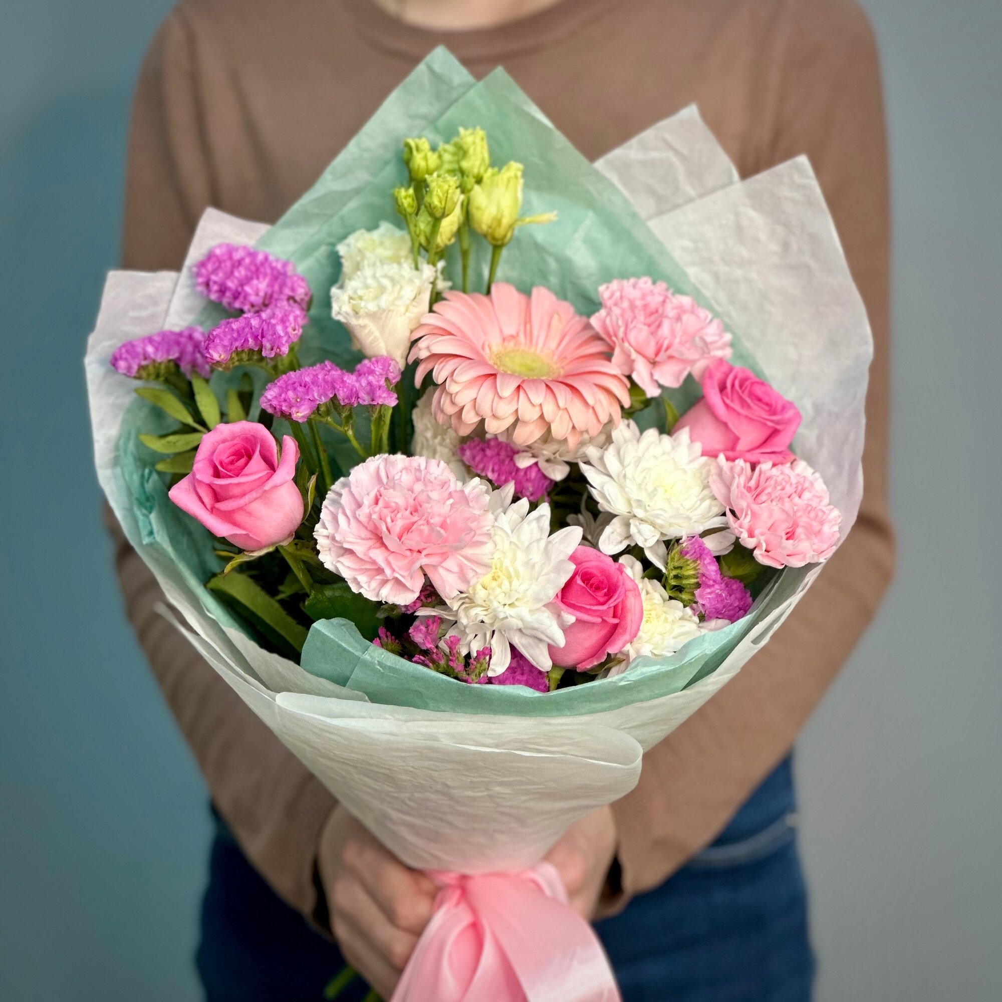 Букет Дейзи в стильной упаковке. «365 Поводов» - живые цветы с доставкой