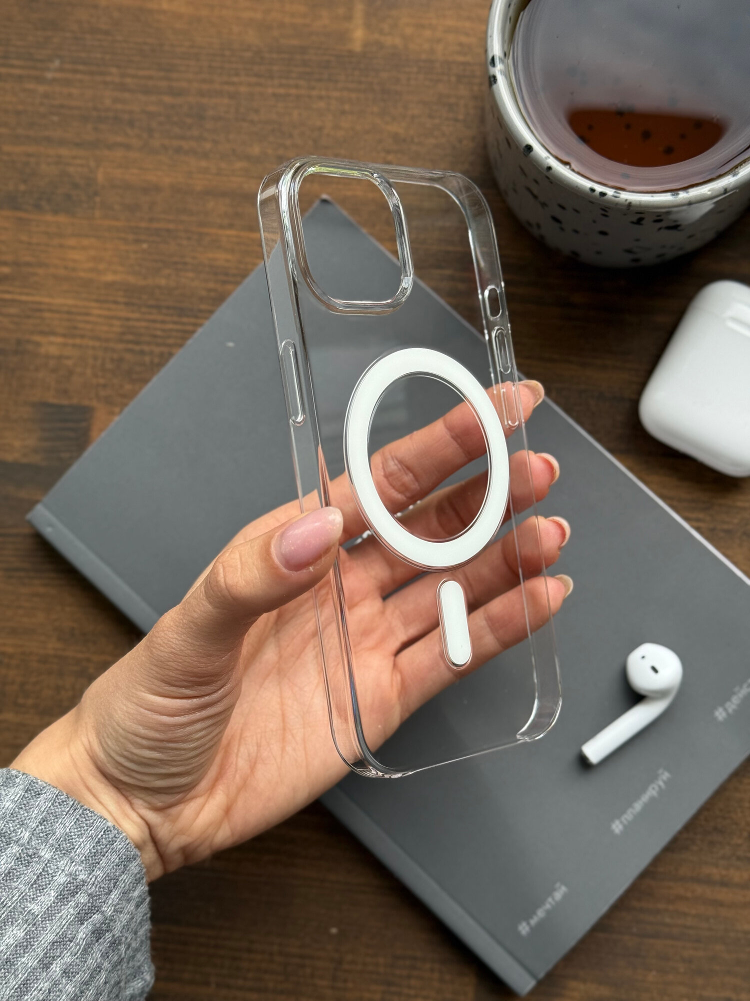 Чехол накладка для iPhone 12 / iPhone 12 Pro Clear case with MagSafe, кристально прозрачный с анимацией — фото 1