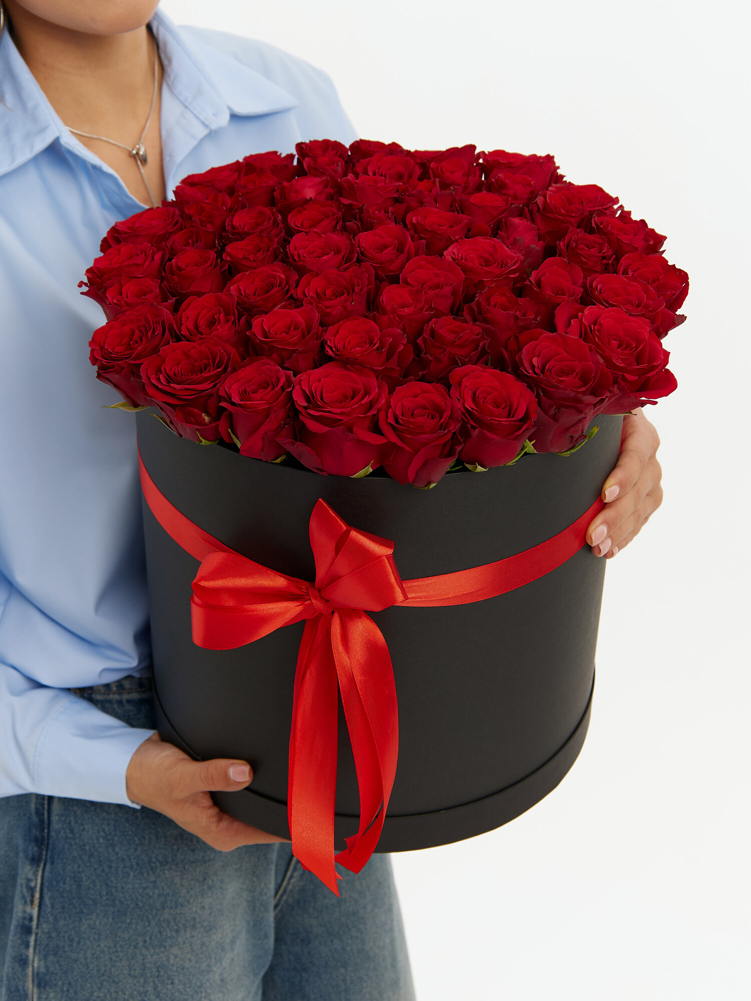 Свежие цветы в черной шляпной коробке (51 красная роза премиум с крупным бутоном)