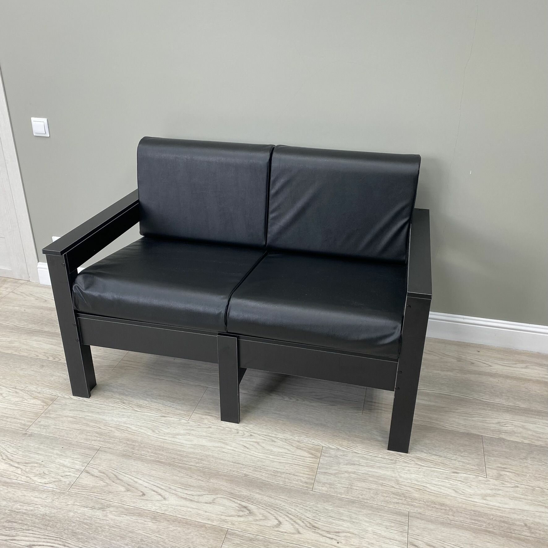 фото Диван Айдахо New Victoria двухместный, каркас черный, кожа черная