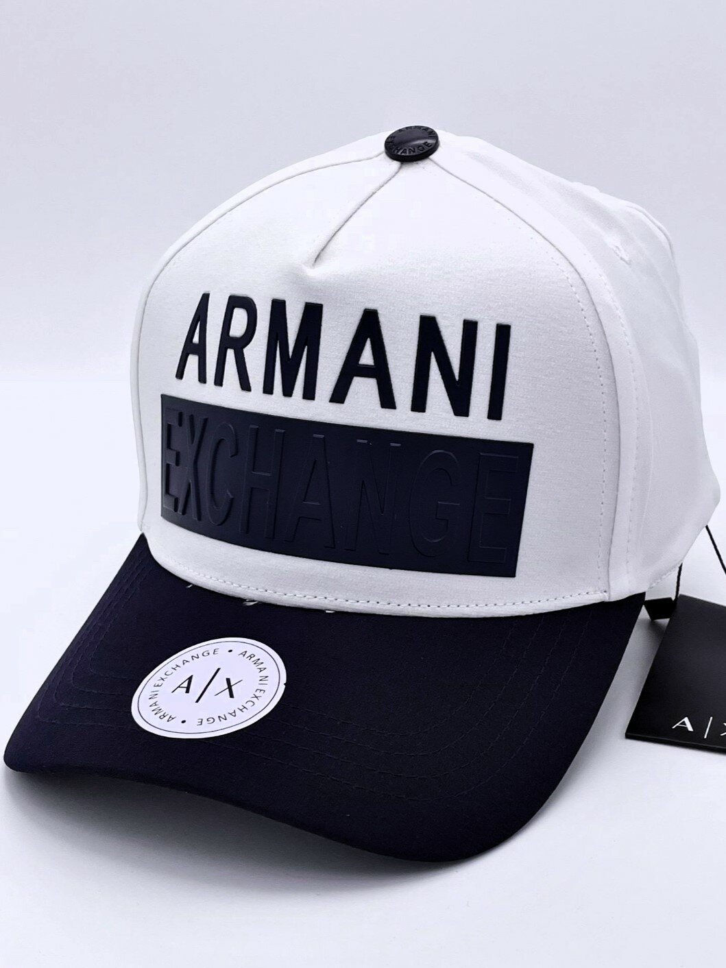 Бейсболка Armani Exchange, твёрдый лоб, белого цвета с темно-синим козырьком