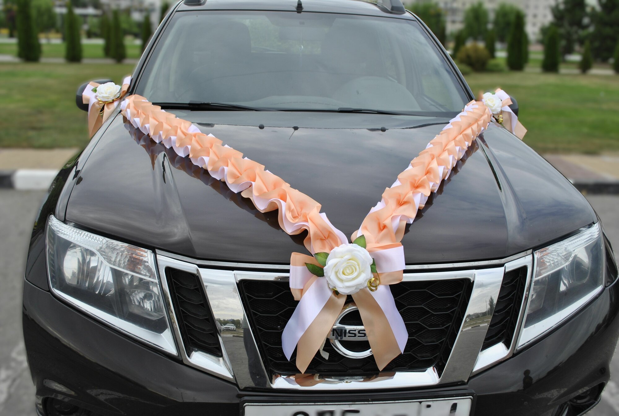 Украшения на машину- Лента - рюш на капот свадебного авто и украшения-Банты на зеркала персикового цвета с красивыми нежными цветами