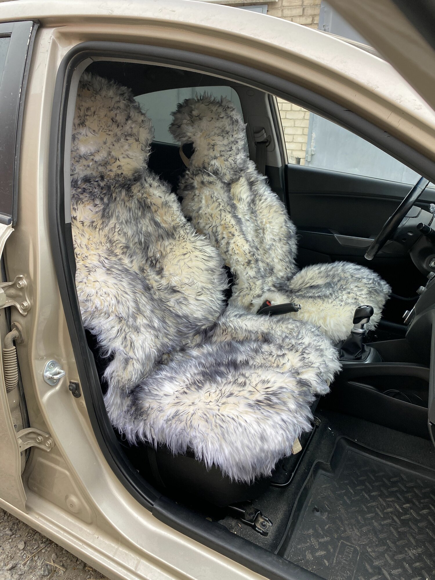 Накидки чехлы на сиденье авто мех натуральная овчина, длинный ворс, набор 2 шт. Бело-серый (57004)