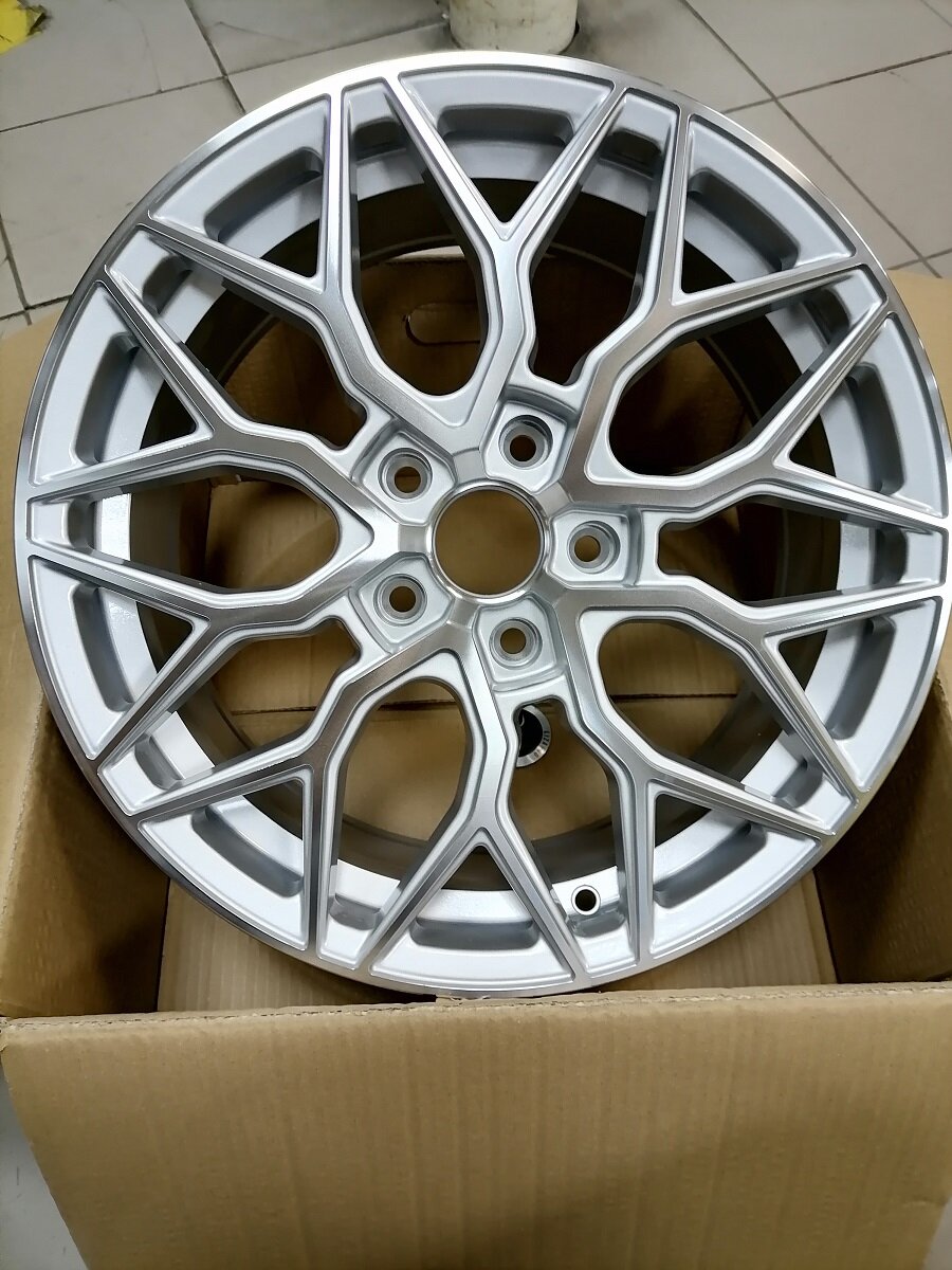 Литой диск Lizardo XH1024_7.5X17/5X114.3 D67.1 ET38_SMF(серебро с полировкой)