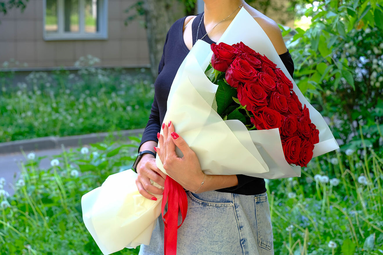 Букет из 21 красной розы в пленке