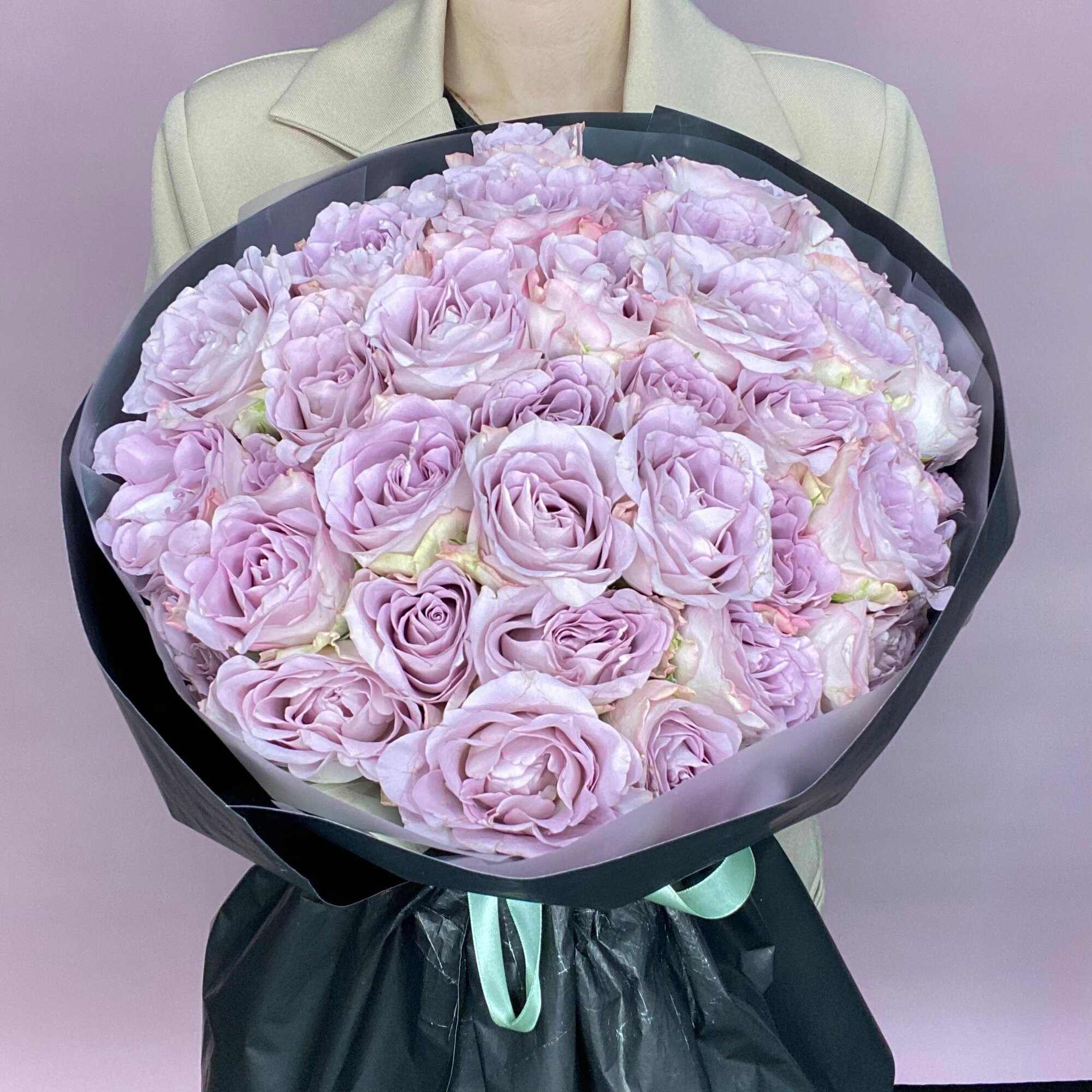 Сиреневые розы (розы) высота букета 40 см ширина букета 30 см