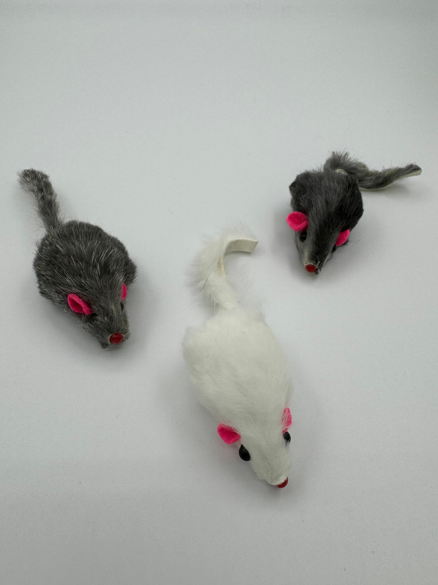 Игрушка для кошек - Мышка из натурального меха цвет серый белый