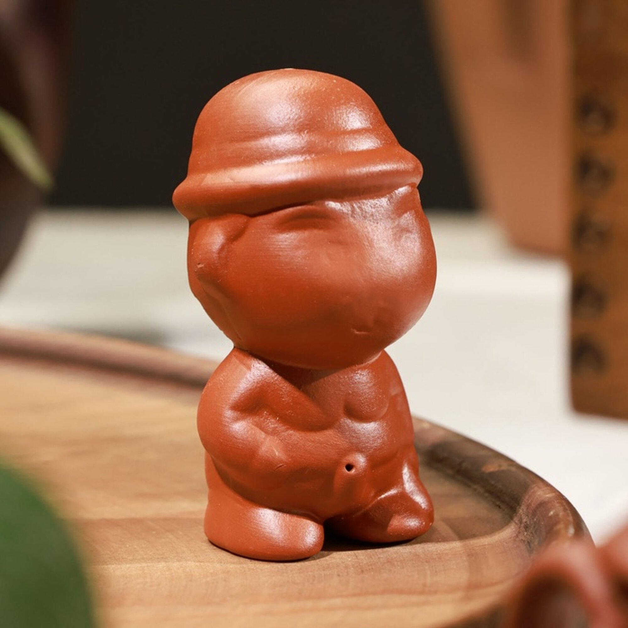 Фигурка для чайной церемонии «Писающий мальчик в шляпе» керамика 3.5×3.5×6 см