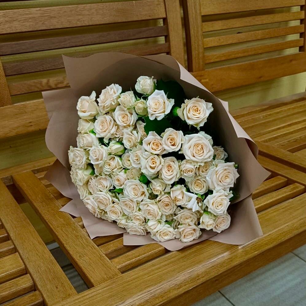 Живые цветы букет из 21 кремовой розы 40 см в упаковке "Лепестки ванили" сорт - "Таня" Rurose
