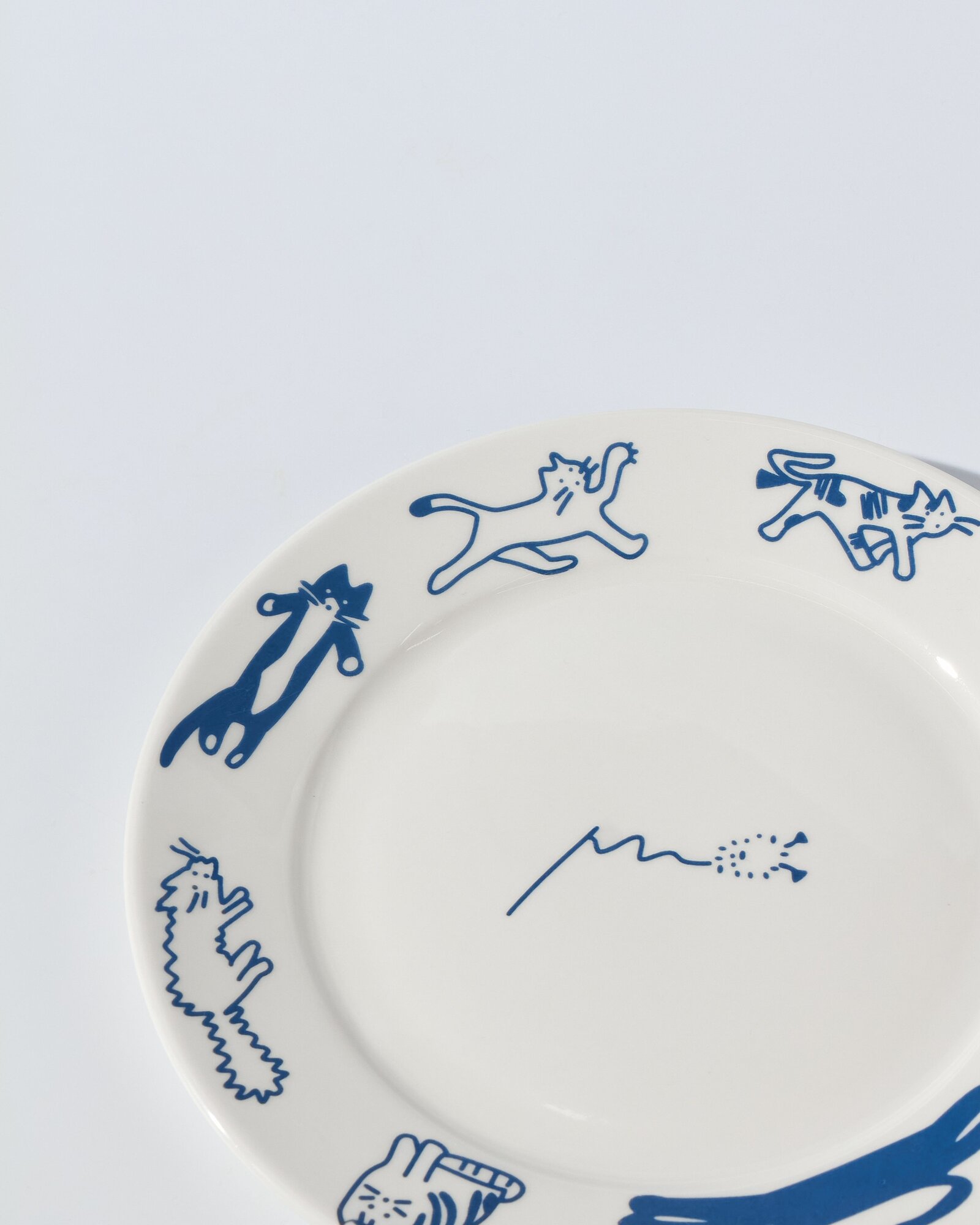 Тарелка керамическая "Коты", 21см, универсальная, для СВЧ, белая/синяя — фото 1